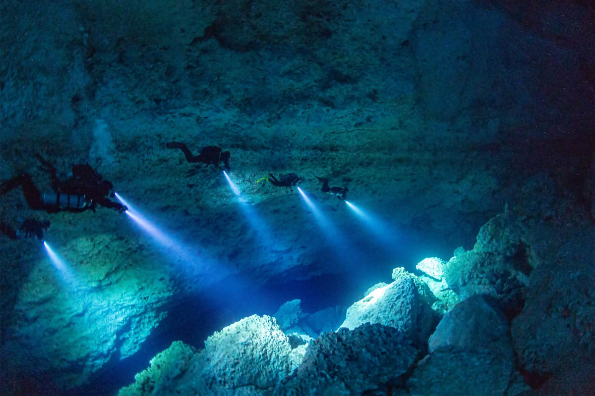 Cenote Pit diving in Mexico